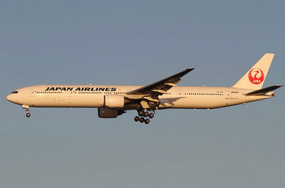 b777-japanair-pilot-shop-mexico-3