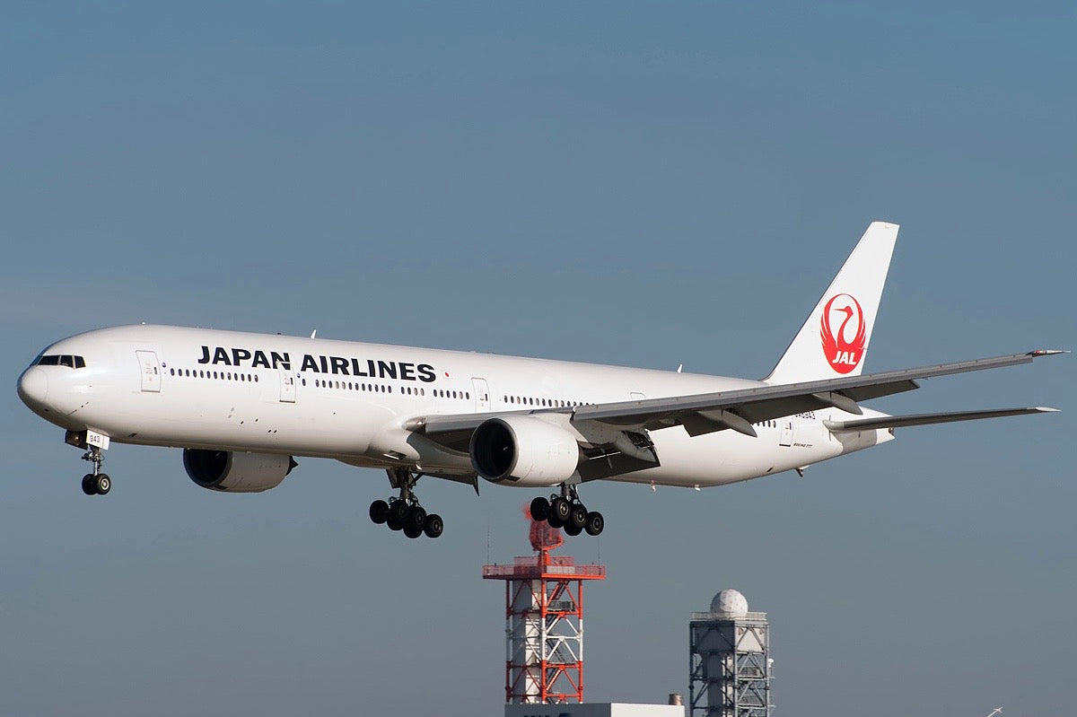 b777-japanair-pilot-shop-mexico-7